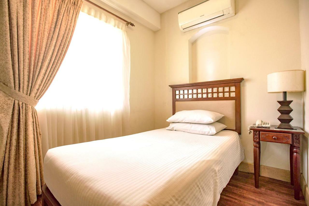 Hotel Emilia Davao Экстерьер фото