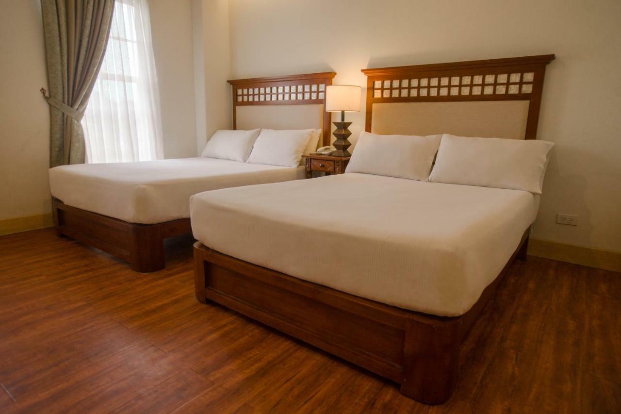 Hotel Emilia Davao Экстерьер фото